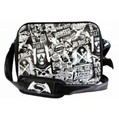 BATMAN Vs SUPERMAN - Messenger Bag Black And White 5 BATMAN Vs SUPERMAN - Messenger Bag Black And White -Homme & Co Soldes Boutique FIGLUBVSSMMB009 3